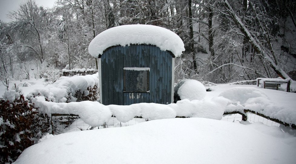 Bavorsko trápí přívaly sněhu. Nadílka komplikuje dopravu, zavřené zůstaly i školy. (7.1.2019)