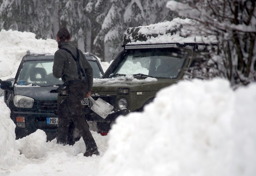 Bavorsko trápí přívaly sněhu. Nadílka komplikuje dopravu, zavřené zůstaly i školy. (7.1.2019)