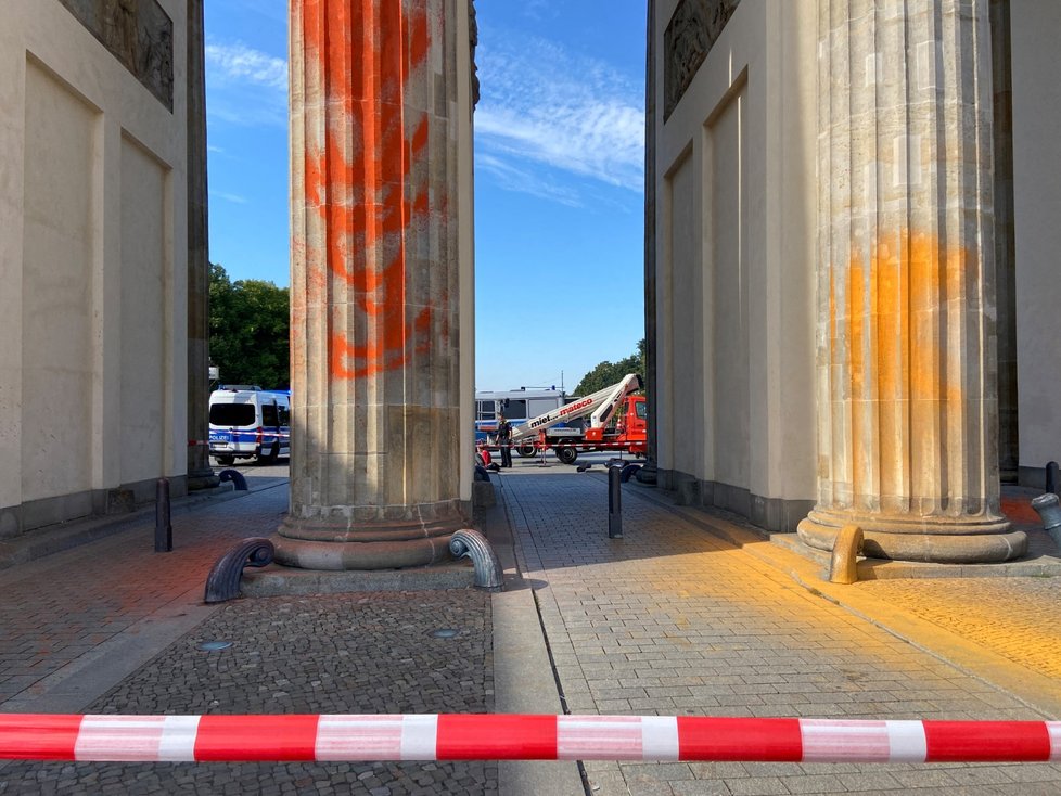 Aktivisté z klimatického hnutí Letzte Generation poničili červenou barvou Braniborskou bránu. (17. 9. 2023)