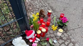 Na místo tragédie nosí Berlíňané svíčky a hračky.