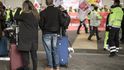 Pasažéři zrušeného letu mezi stávkujícím pozemním personálem berlínských letišť