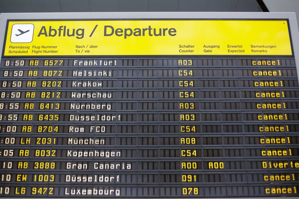 V pondělí muselo být zrušeno na 650 letů z a na berlínská letiště.
