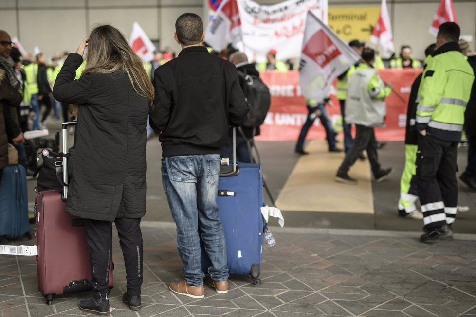 Pasažéři zrušeného letu mezi stávkujícím pozemním personálem berlínských letišť