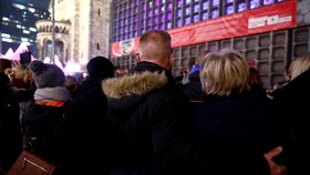 Lidé v Berlíně uctili památku obětí teroristického útoku.