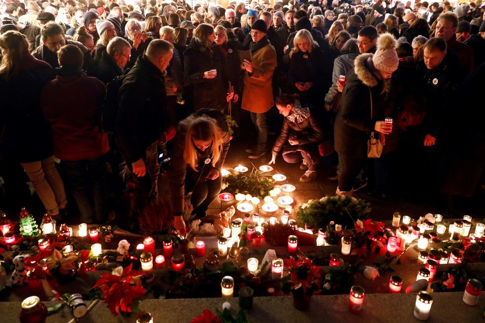 Lidé v Berlíně uctili památku obětí teroristického útoku.