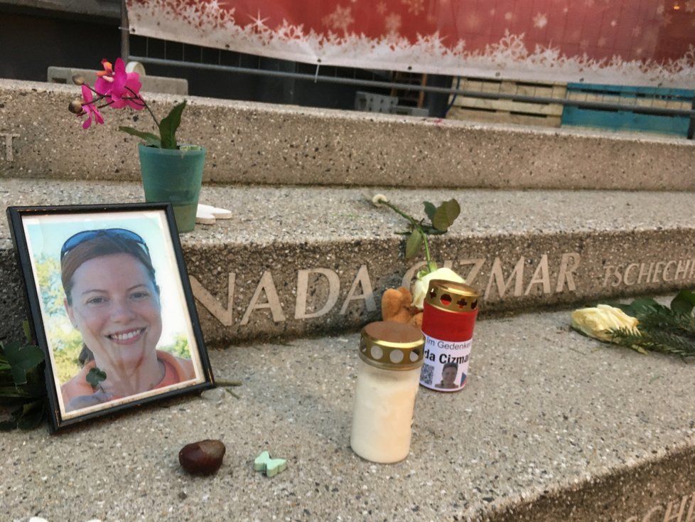 Tři roky od teroristických útoků na vánoční trhy v Berlíně. Na schodech pomyslného pomníku je vytesané také jméno české oběti Nadi Čižmárové. Smutnou událost připomíná také její fotka a svíčka s českou vlajkou. (2019)