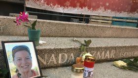 Tři roky od teroristického útoku na vánoční trhy v Berlíně. Na schodech pomyslného pomníku je vytesané také jméno české oběti Nadi Čižmárové. Smutnou událost připomíná také její fotka a svíčka s českou vlajkou. (2019)