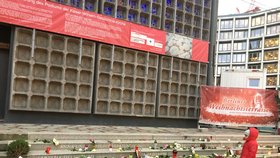 Tři roky od teroristických útoku na vánoční trhy v Berlíně. Na schodech pomyslného pomníku je vytesané také jméno české oběti Nadi Čižmárové. Smutnou událost připomíná také její fotka a svíčka s českou vlajkou. (2019)