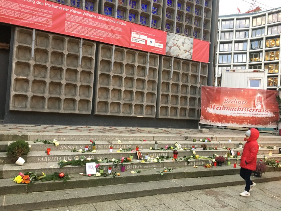 Tři roky od teroristických útoků na vánoční trhy v Berlíně. Na schodech pomyslného pomníku je vytesané také jméno české oběti Nadi Čižmárové. Smutnou událost připomíná také její fotka a svíčka s českou vlajkou. (2019)