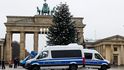 Aktivisté z ekologického hnutí Poslední generace (Letzte Generation) v centru Berlína u Braniborské brány uřízli špičku vánočního stromu. (21.12.2022)