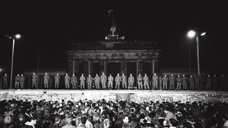 Pád Berlínské zdi: Nejznámější symbol studené války padl před třiceti lety. Poté nastal exodus na Západ