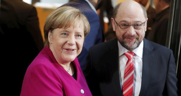 Nejdřív si šli po krku, teď rozdávají úsměvy. Merkelová a Schulz řeší společnou vládu