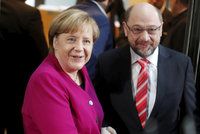 Nejdřív si šli po krku, teď rozdávají úsměvy. Merkelová a Schulz řeší společnou vládu