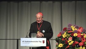 Vídeňský arcibiskup Christoph Schönborn převzal na 69. sjezdu Sudetoněmeckého krajanského sdružení nejvyšší sudetoněmecké ocenění - Evropskou cenu Karla IV.