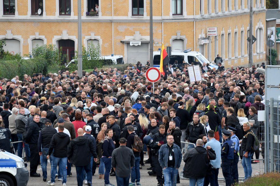 V německém Chemnitzu lidé znovu demonstrovali kvůli vraždě tamního občana. Zatykač na jednoho z útočníků unikl na veřejnost (30. 8. 2018)