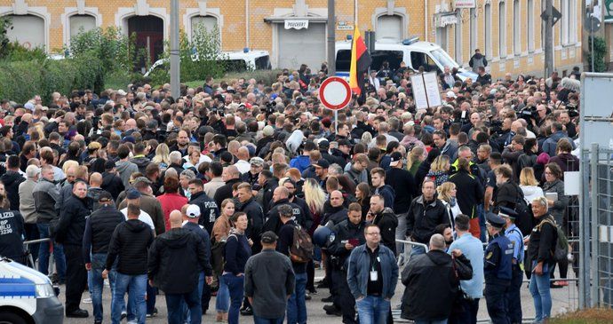 V německém Chemnitzu lidé znovu demonstrovali kvůli vraždě tamního občana. Zatykač na jednoho z útočníků unikl na veřejnost (30. 8. 2018).