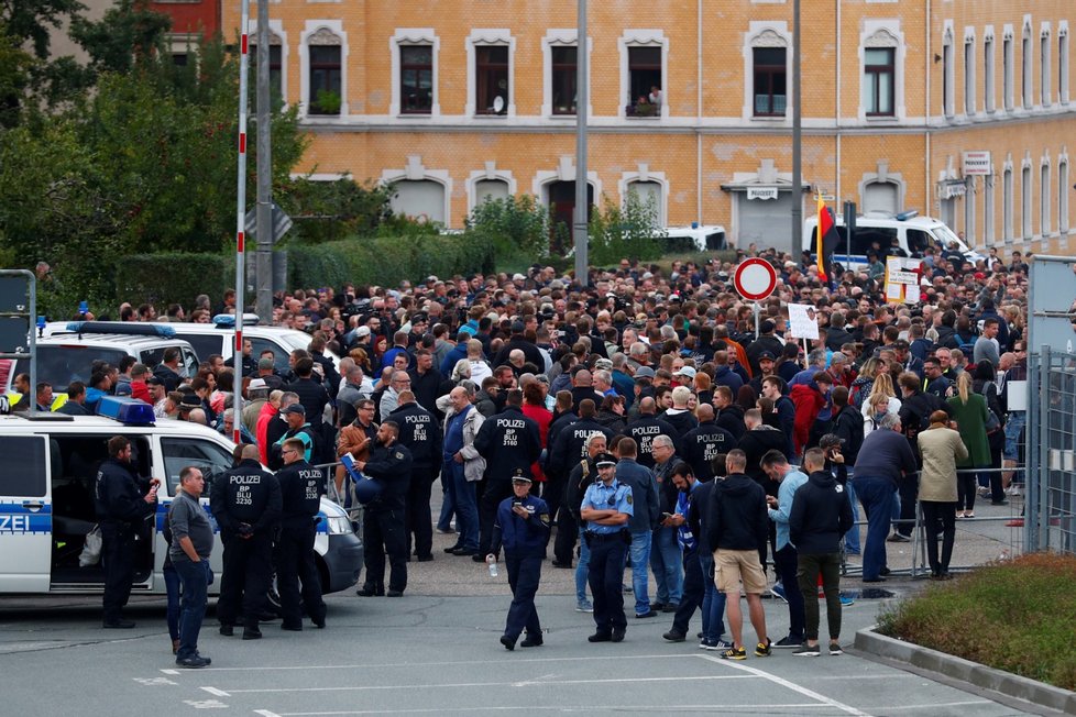 V německém Chemnitzu lidé znovu demonstrovali kvůli vraždě tamního občana. Zatykač na jednoho z útočníků unikl na veřejnost (30. 8. 2018)