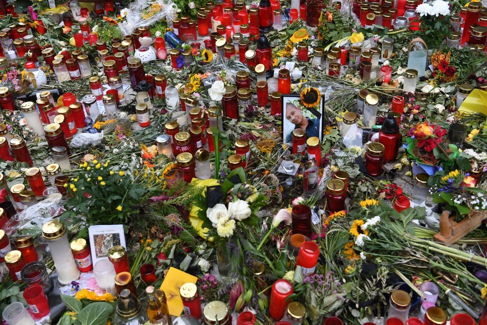 V německém Chemnitzu lidé znovu demonstrovali kvůli vraždě tamního občana. Zatykač na jednoho z útočníků unikl na veřejnost (30. 8. 2018)