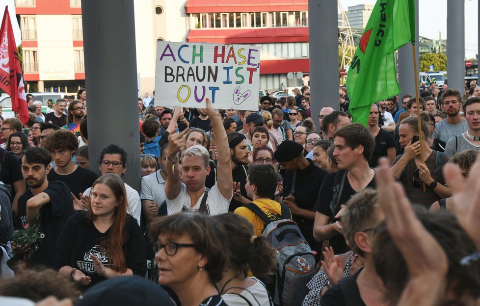 V německém Chemnitzu nedaleko českých hranic pokračují nepokoje. Kvůli vraždě 35letého Němce, na kterého zaútočili dva migranti