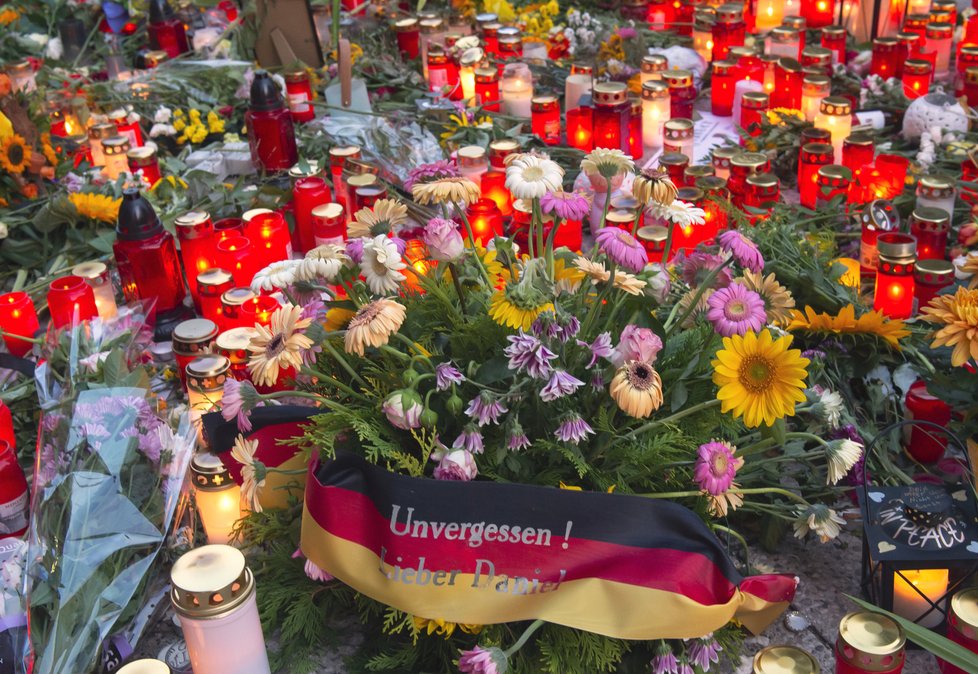 Lidé truchlí nad tragickou vraždou Němce v Chemnitzu u českých hranic.