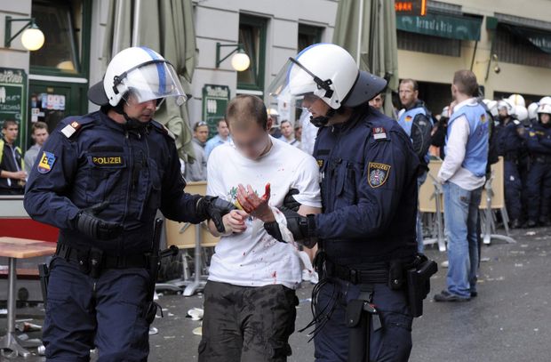 Němečtí chuligáni demolovali Vídeň, 213 z nich zatkla policie. Němečtí chuligáni demolovali Vídeň, 213 z nich zatkla policie.
