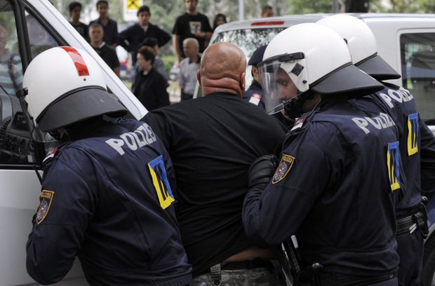 Němečtí chuligáni demolovali Vídeň, 213 z nich zatkla policie. Němečtí chuligáni demolovali Vídeň, 213 z nich zatkla policie.