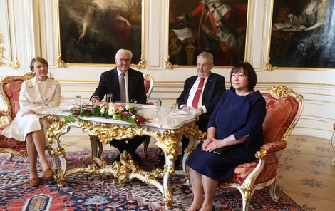 Německý prezident s chotí a českým prezidentem Milošem Zemanem a jeho manželkou Ivanou na Pražském hradě.