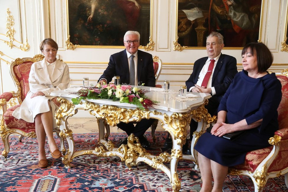 Německý prezident Frank-Walter Steinmeier s chotí, českým prezidentem Milošem Zemanem a jeho manželkou Ivanou na Pražském hradě.