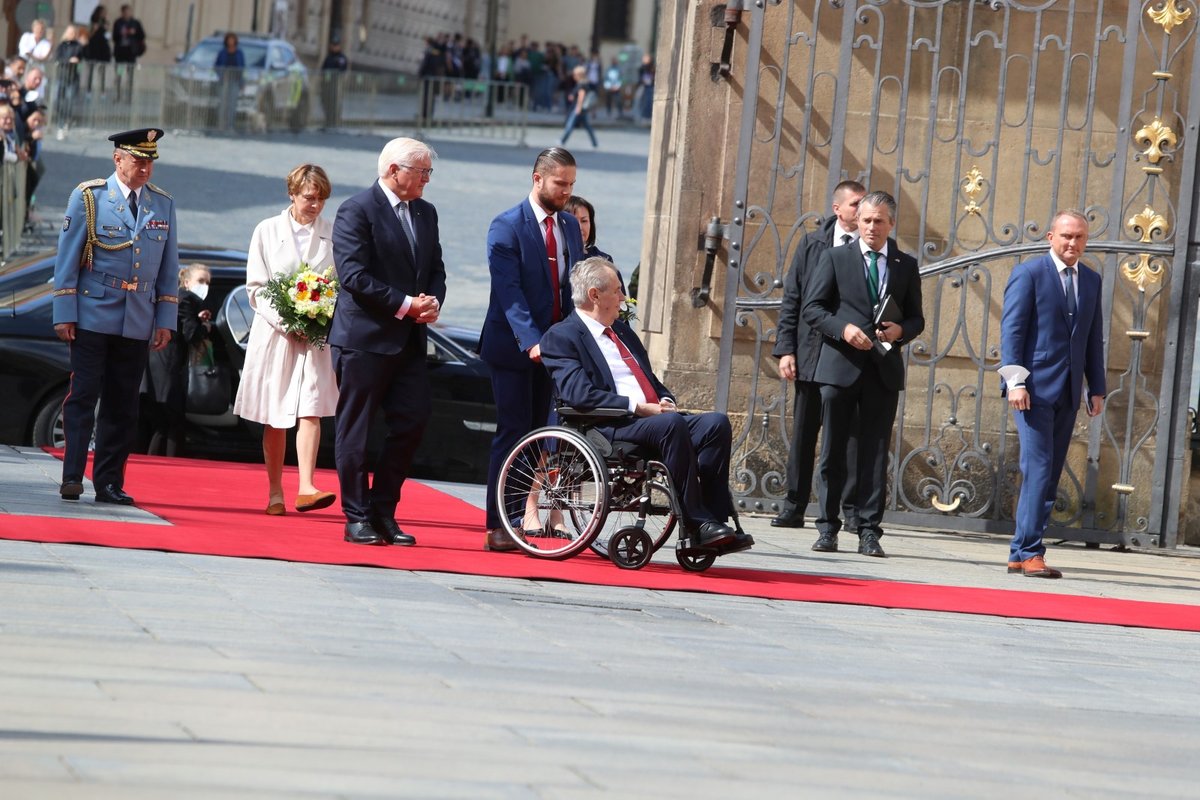 Prezident Miloš Zeman přivítal na Hradě s vojenskými poctami německou hlavu státu Franka-Waltera Steinmeiera.