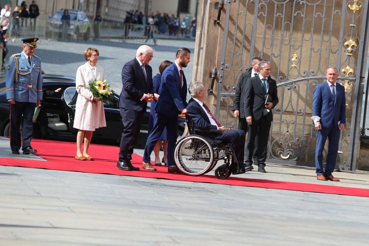 Prezident Miloš Zeman přivítal na Hradě s vojenskými poctami německou hlavu státu Franka-Waltera Steinmeiera.