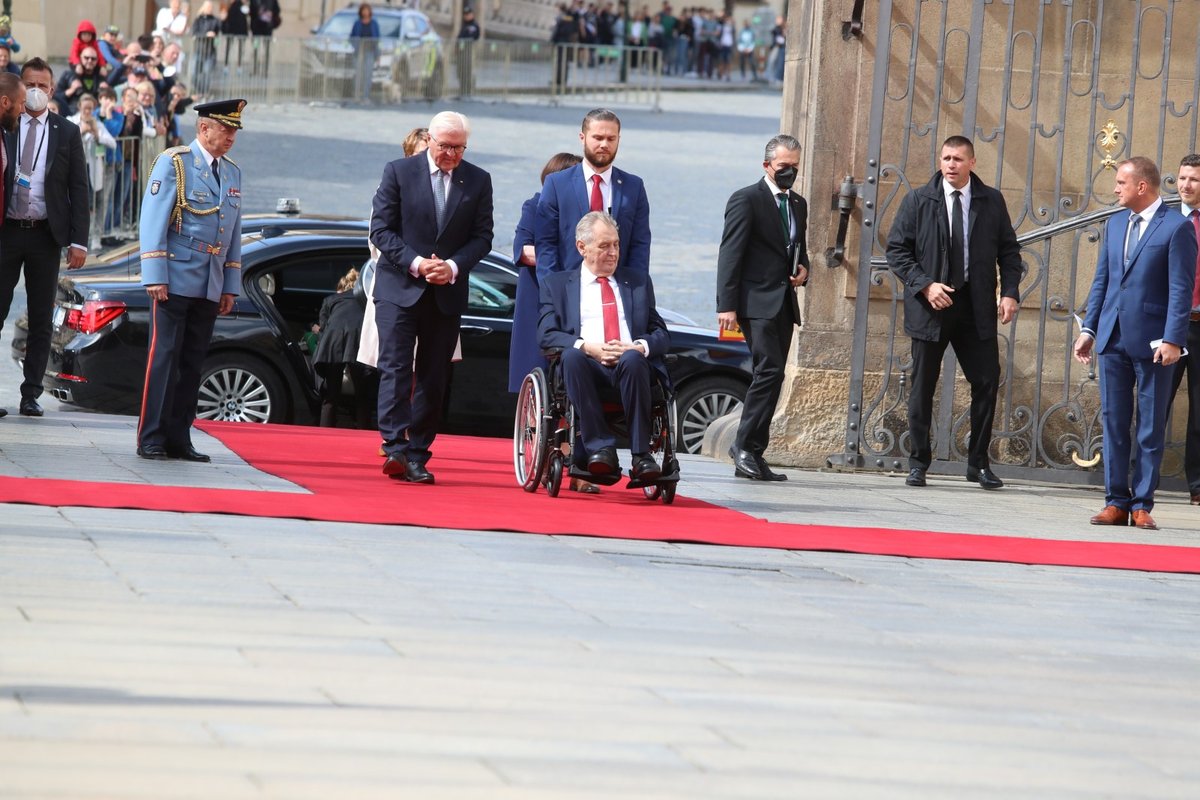 Prezident Miloš Zeman přivítal na Hradě s vojenskými poctami německou hlavu státu Franka-Waltera Steinmeiera.