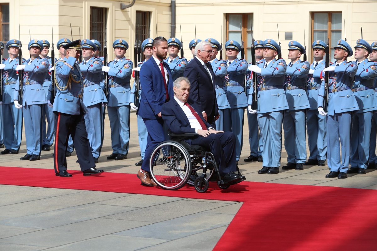 Prezident Miloš Zeman přivítal na Hradě s vojenskými poctami německou hlavu státu Franka-Waltera Steinmeiera.