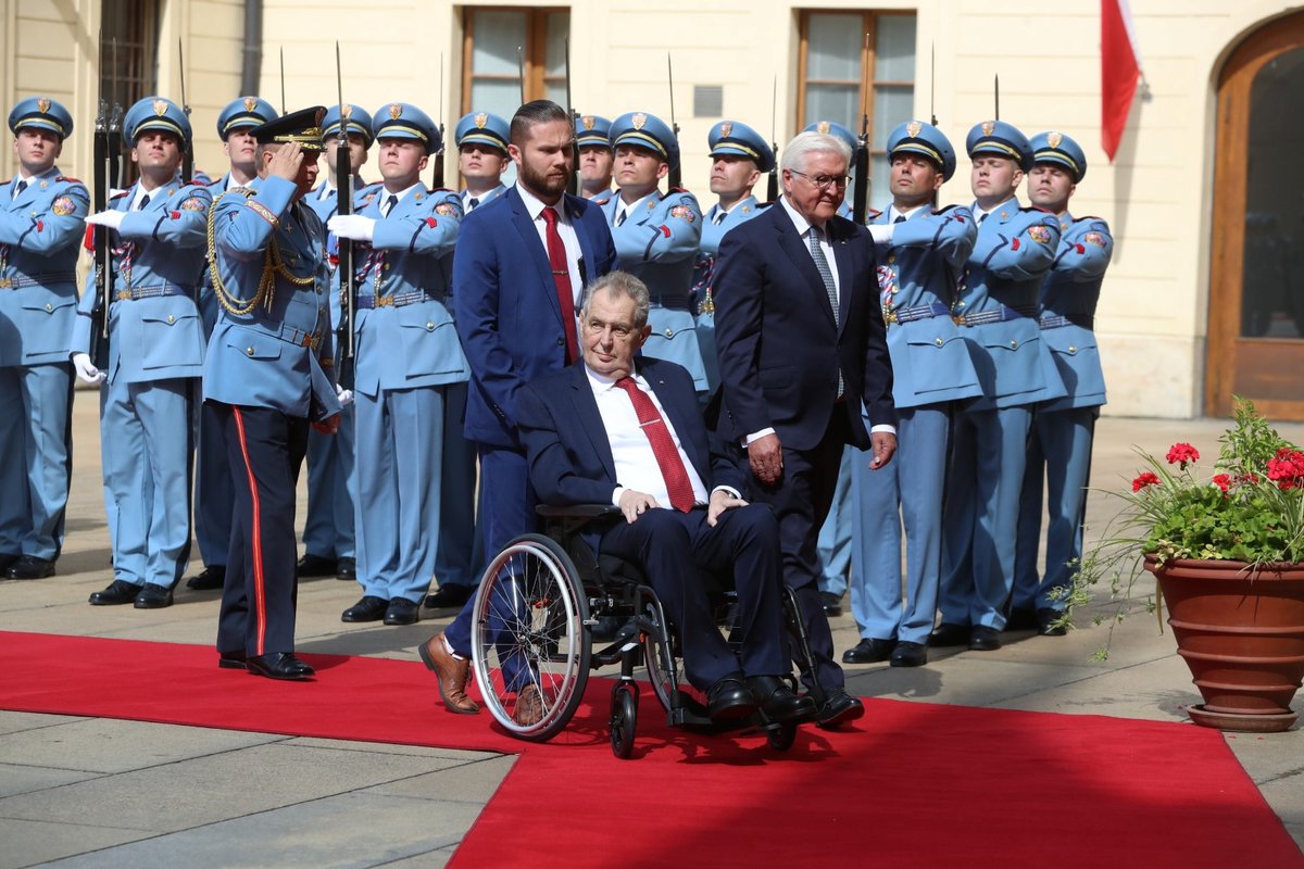 Prezident Miloš Zeman přivítal na Hradě s vojenskými poctami německou hlavu státu Franka-Waltera Steinmeiera.