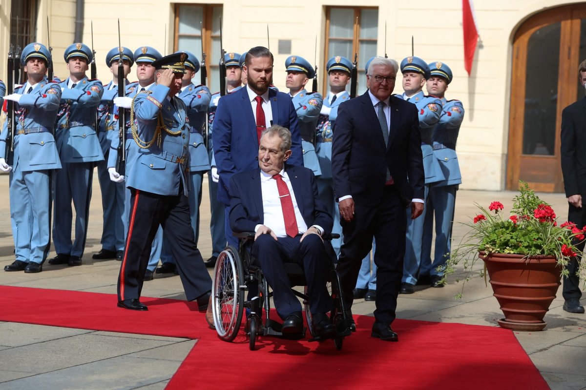 Prezident Miloš Zeman přivítal na Hradě s vojenskými poctami německou hlavu státu Franka-Waltera Steinmeiera.