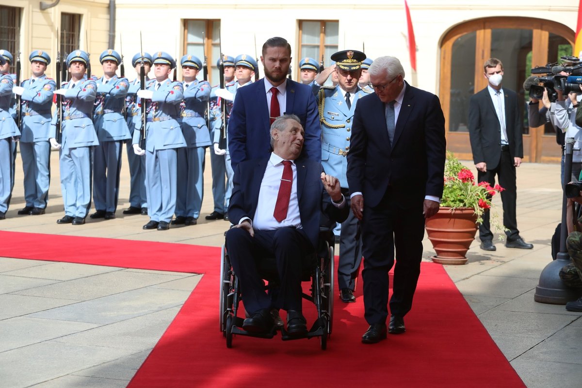 Prezident Miloš Zeman přivítal na Hradě s vojenskými poctami německou hlavu státu Franka-Waltera Steinmeiera.