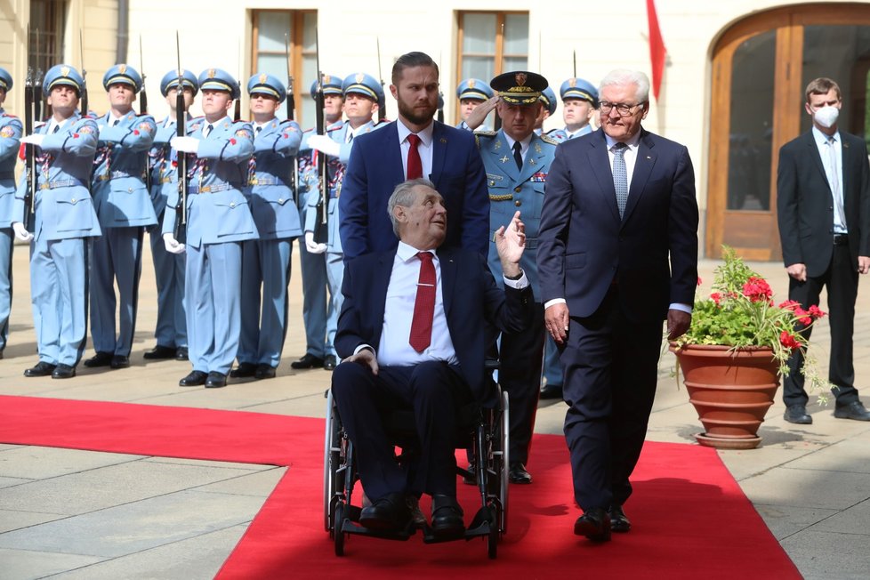 Prezident Miloš Zeman přivítal na Hradě s vojenskými poctami německou hlavu státu Franka-Waltera Steinmeiera.