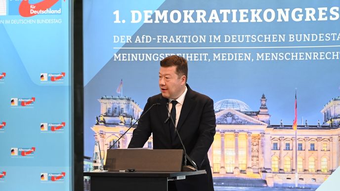 Předseda Poslanecké sněmovny Tomio Okamura na konferenci o demokracii a svobodě slova nazvané "1. demokratický kongres frakce AfD v Německém spolkovém sněmu", 26. června 2026, Berlín. Předseda Poslanecké sněmovny Tomio Okamura na konferenci o demokracii a svobodě slova nazvané "1. demokratický kongres frakce AfD v Německém spolkovém sněmu", 26. června 2026, Berlín.