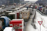 Řidiči, pozor! D6 u Prahy je kvůli nehodě zavřená. Kamion se dostal do smyku, dvě auta nedobrzdila