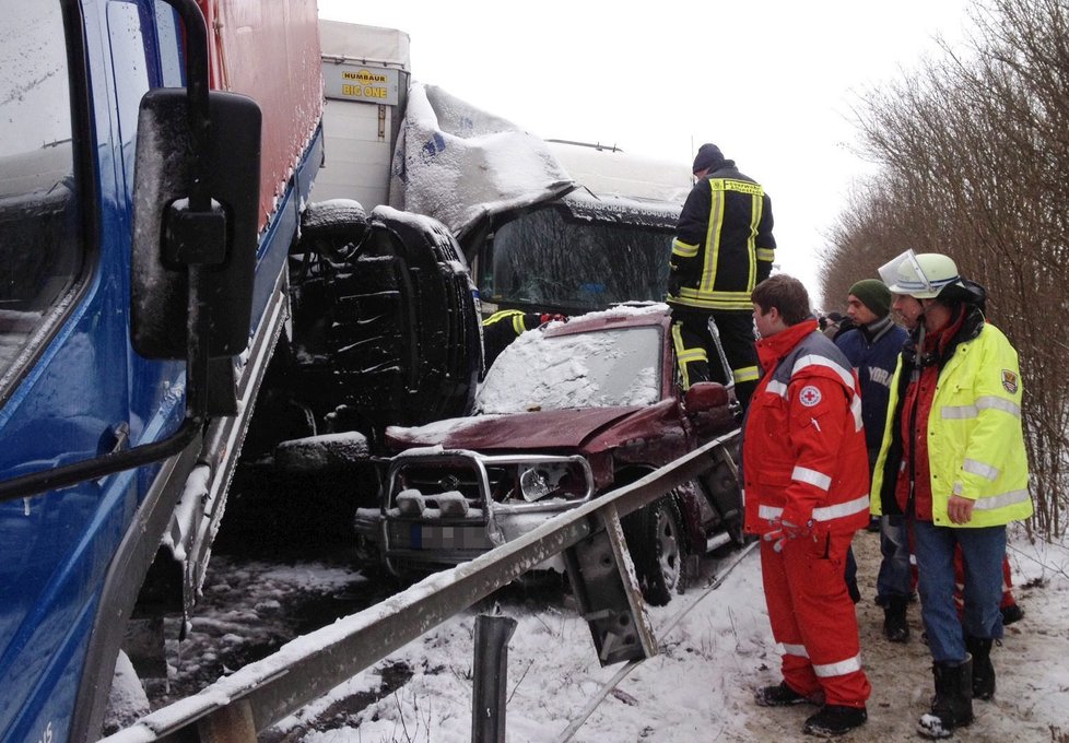 Hromadná nehoda na německé dálnici 45 nedaleko Muenzenbergu