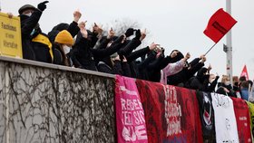 AfD připravuje v Drážďanech volební program, v ulicích jsou demonstranti