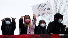 AfD připravuje v Drážďanech volební program, v ulicích jsou demonstranti