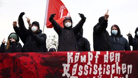 AfD připravuje v Drážďanech volební program, v ulicích jsou demonstranti