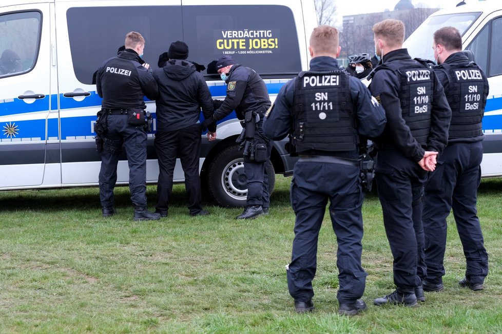 AfD připravuje v Drážďanech volební program, v ulicích jsou demonstranti.