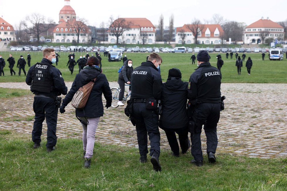 AfD připravuje v Drážďanech volební program, v ulicích jsou demonstranti