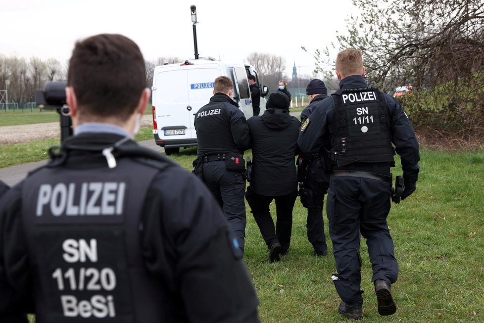 AfD připravuje v Drážďanech volební program, v ulicích jsou demonstranti.