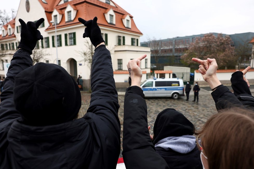 AfD připravuje v Drážďanech volební program, v ulicích jsou demonstranti