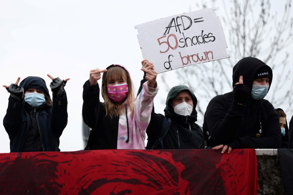 AfD připravuje v Drážďanech volební program, v ulicích jsou demonstranti.