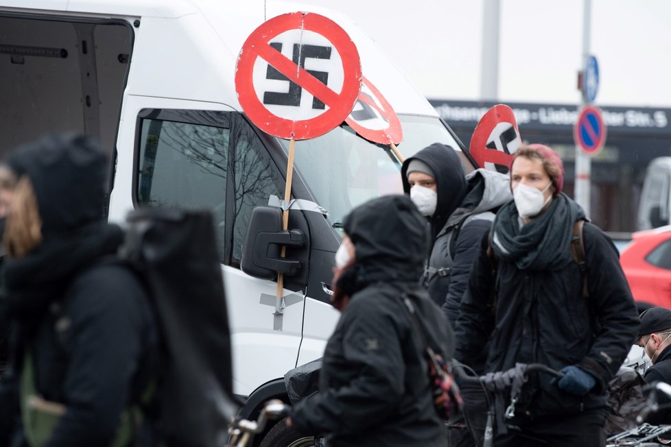 AfD připravuje v Drážďanech volební program, v ulicích jsou demonstranti