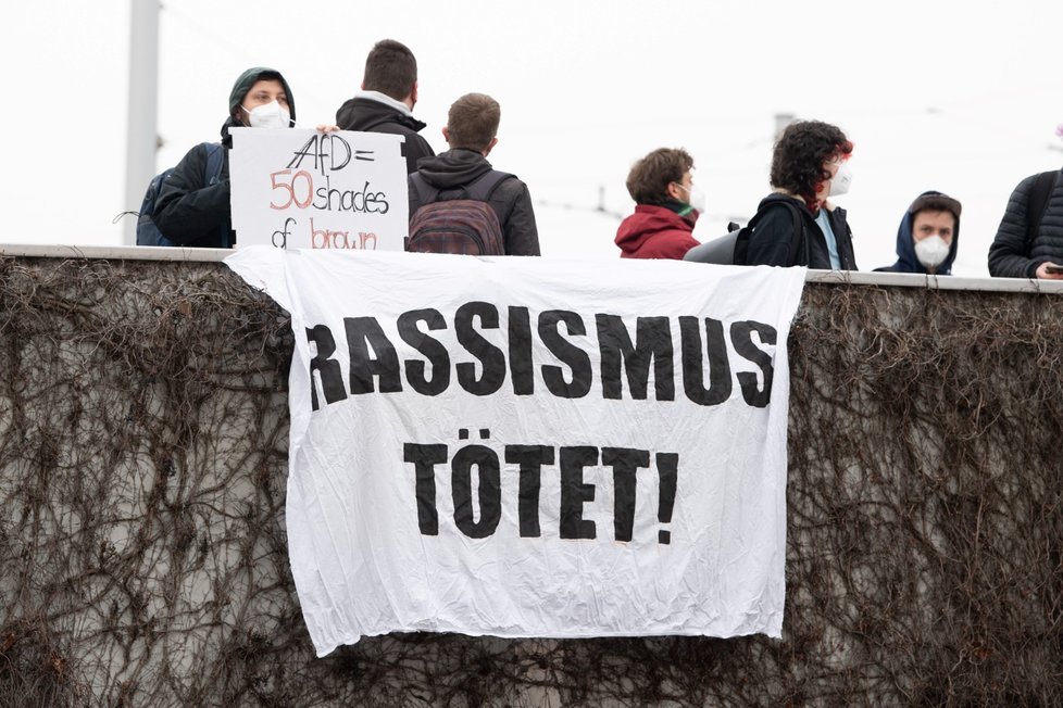 AfD připravuje v Drážďanech volební program, v ulicích jsou demonstranti