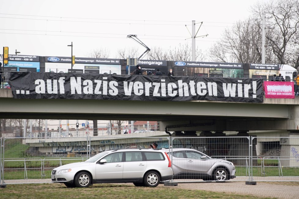 AfD připravuje v Drážďanech volební program, v ulicích jsou demonstranti